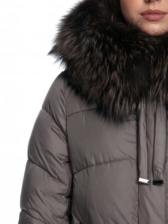 Текстильное зимнее пальто на синтепоне с капюшоном, отделкой из меха енота